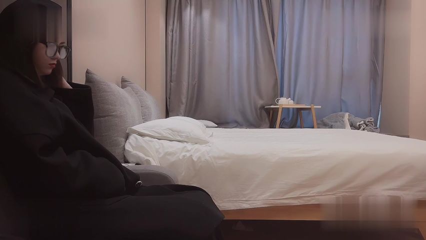 【69堂免费视频】第一次约戴眼镜的少女果然是带眼镜的就是骚啊