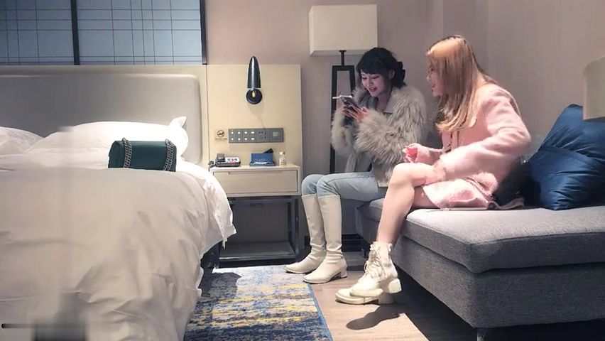 【69堂免费视频】双飞外围，175大长腿，苗条美乳，身材完美，风骚尤物，调情啪啪观赏值满分