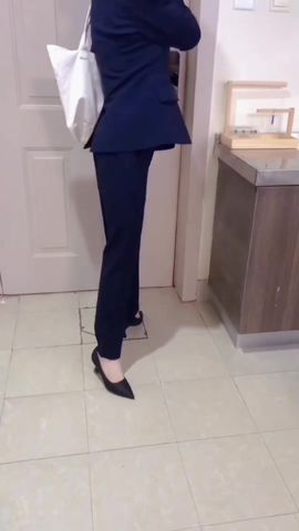 【69堂免费视频】炮友商场勾搭上的“周X福”柜姐_背着老公出来偷情_穿着工装来不及脱就和炮友开启了比试_人美气质佳爽歪歪！