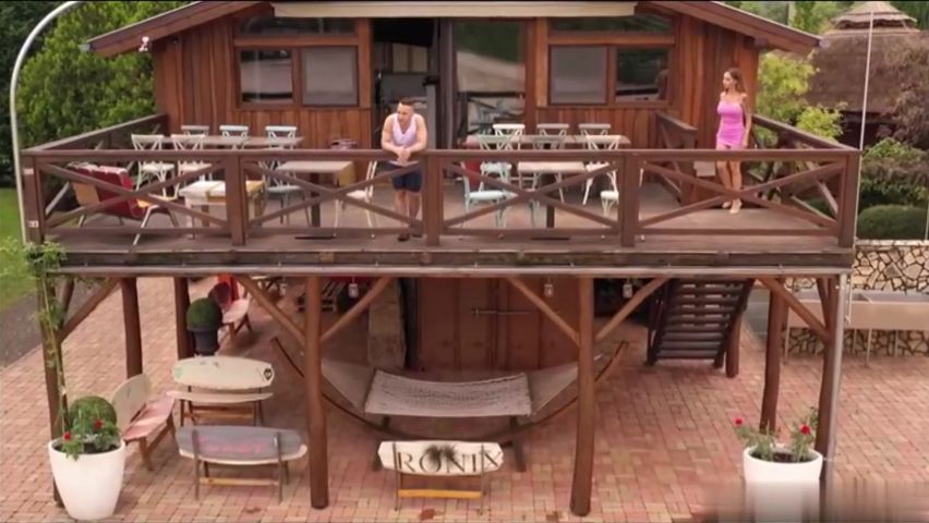 【69堂免费视频】马莱娜的骚逼迫不及待