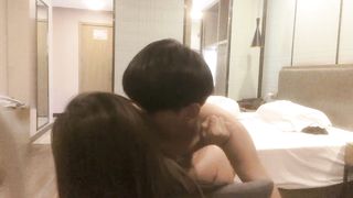 【69堂免费视频】约萝莉炮友酒店啪啪 被男朋友调教的不错 狂干40分钟 床上干到沙发在上床