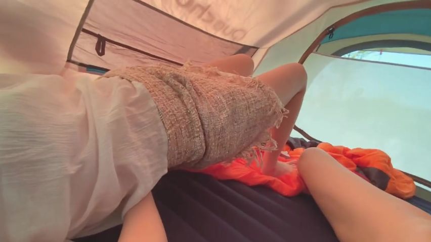 【69堂免费视频】野外露营时，直接掏出鸡巴塞进她嘴里。