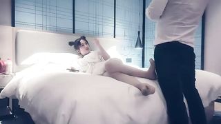 【69堂午夜视频】找了3个女的一男三女淫乱大战，3女一起上边口交边摸奶，排成一排等着被操，搞完再单挑一妹子