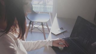 【69堂午夜视频】女友工作的时候真的想让人爆操