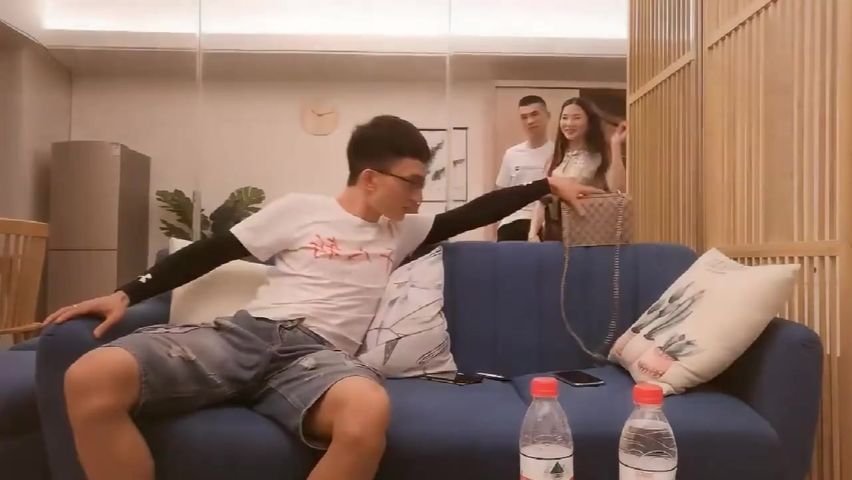 【69堂午夜视频】3P身材很劲爆皮肤白皙的小美女，伺候两位大爷，翘着美臀后入嘴巴没闲着给口交 比岛国动作爱情片还精彩