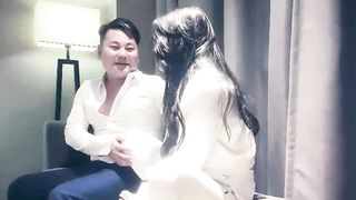 【69堂午夜视频】肤白貌美，温柔如水，老熟人见面分外亲昵，相拥舌吻共赴巫山云雨