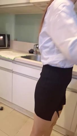 【69堂午夜视频】性感正妹OL 下班下厨被强上