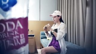 【69堂午夜视频】紫裙鸭舌帽妹子，沙发舌吻扣逼穿上网袜乳推舔弄，后入抽插猛操呻吟