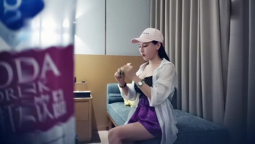 【69堂午夜视频】紫裙鸭舌帽妹子，沙发舌吻扣逼穿上网袜乳推舔弄，后入抽插猛操呻吟