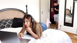 【69堂午夜视频】女友出轨亲弟弟和男友通着电话就开始操了不敢叫强忍骚逼抽插差点暴露