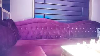 【69堂午夜视频】商K达人，苗条漂亮小姐姐合唱几曲，脱光沙发干，淫水不少擦好久！