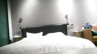 【69堂午夜视频】纹身哥酒店约炮出来兼职的美女空姐_换上情趣黑丝吃鲍鱼啪啪