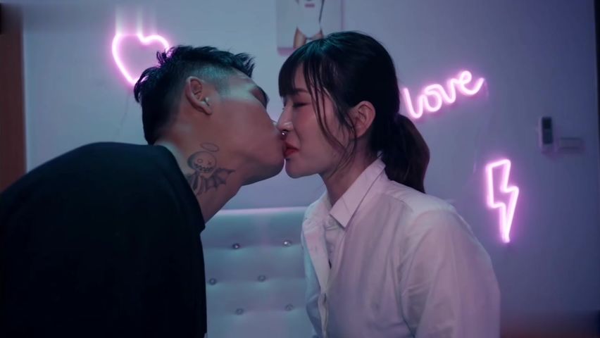 【69堂午夜视频】外遇爱湿吻的OL 湿密舌吻浓烈舔阴