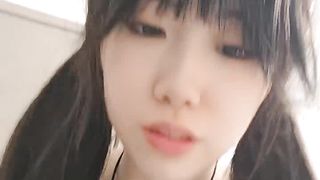 【69堂午夜视频】无毛白虎逼风骚女友镜头前直播赚外快，自己抠逼浪叫，给阴蒂带上蝴蝶小铃铛，跟狼友互动撩骚，尿尿给狼友看