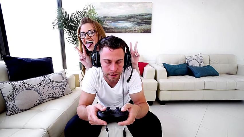 【69堂午夜视频】正在家里爽快的打游戏，旁边妹妹却在不停打扰，十分生气决定用大鸡巴狠狠惩罚她，啪啪抽送呻吟嗷嗷太舒爽了