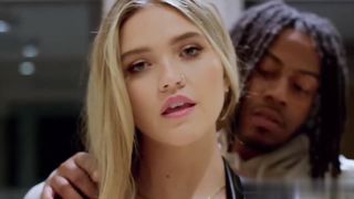 【69堂午夜视频】黑人小哥上厕所时勾引媚黑少妇骚逼床上被大黑吊干的尖叫连连