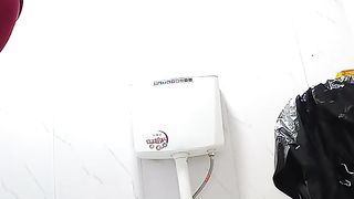 【69堂午夜视频】偷拍大神在商场女厕双镜头偷拍_红裙高跟美少妇_衣着风骚身材丰腴_这就是微胖的魅力吗