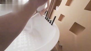 【69堂午夜视频】神仙职业福利姬摄影师第一视角拍摄趣事_拍到一半中途妹子想尿尿怎么办？摄影师老哥直接喝了就行了