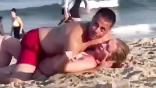 【69堂午夜视频】黑料吃瓜-老外在公共场合沙滩上做爱被多人唾弃用水洒向他们多位孩子们影响深远