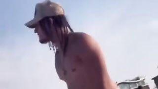 【69堂午夜视频】黑料吃瓜-老外在公共场合沙滩上做爱被多人唾弃用水洒向他们多位孩子们影响深远