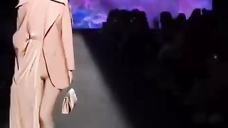 【69堂午夜视频】黑料吃瓜-时尚走秀现场送出福利极品女模特连内裤都不穿怼着镜头就是拍