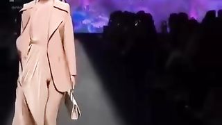 【69堂午夜视频】黑料吃瓜-时尚走秀现场送出福利极品女模特连内裤都不穿怼着镜头就是拍
