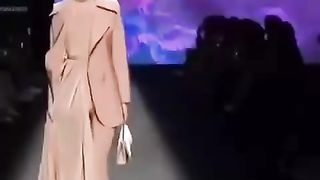 【69堂午夜视频】黑料吃瓜-时尚走秀现场送出福利极品女模特连内裤都不穿怼着镜头就是拍