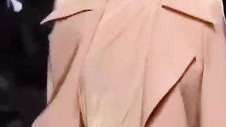 【69堂午夜视频】黑料吃瓜-时尚走秀现场送出福利极品女模特连内裤都不穿怼着镜头就是拍