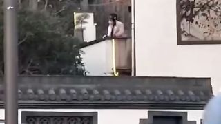 【69堂午夜视频】黑料吃瓜-全网疯求西湖断桥残雪旁边的青竹小情侣露台操逼事件男女追求刺激户外露出做爱被拍视频流出