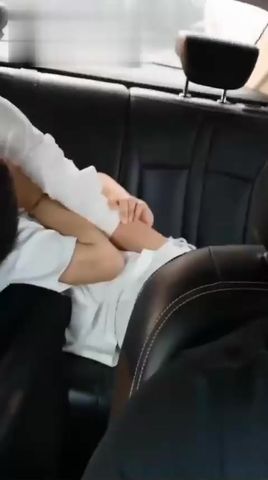 【69堂午夜视频】黑料吃瓜-小情侣等不及欲望的觉醒打着滴滴车上就开始激情热吻摸逼司机师傅一脸羡慕