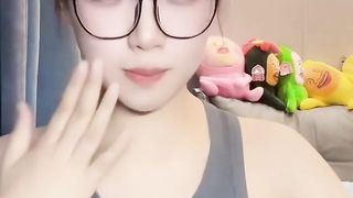 【69堂午夜视频】黑料吃瓜-抖音48万粉网红学中医的土狗早期大尺度直播资源流出捏奶头卖骚捞金被录屏