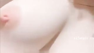【69堂午夜视频】黑料吃瓜-老色批你的大奶来了高颜值巨乳美女的大尺度自慰福利视频粉嫩的大奶像奥迪A8的车灯一样的亮眼