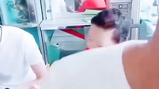 【69堂午夜视频】黑料吃瓜-警花张津瑜和现任老公家人们在一起吃饭当时沦为万人肉便器的她居然被老实人接盘了