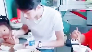 【69堂午夜视频】黑料吃瓜-警花张津瑜和现任老公家人们在一起吃饭当时沦为万人肉便器的她居然被老实人接盘了