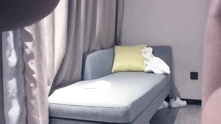 【69堂午夜视频】大眼萌妹换上黑丝情趣内衣啪啪流白浆