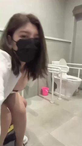 【69堂午夜视频】女主播深夜勾引小哥户外公厕操逼 快结束时突然有人进来