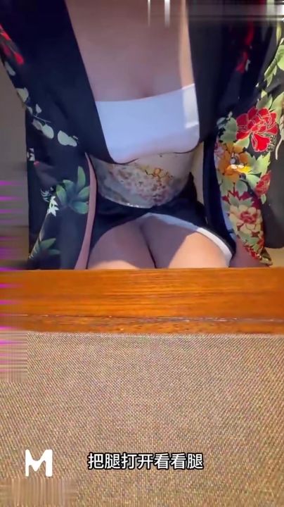 【69堂午夜视频】和姐姐偷偷开房让她换上和服开操 轻轻一舔就喷了好多