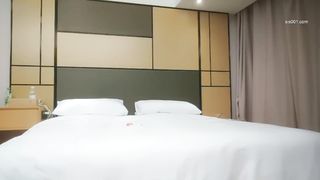 【69堂午夜视频】没有被这么大的操过好舒服不要停逼都火辣辣疼身材高挑皮肤白皙摸逼挑逗骚话不停