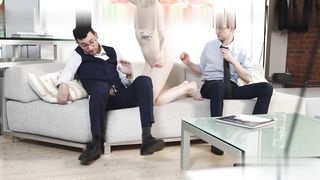 【69堂午夜视频】绿帽男友为了满足自己叫来几个壮汉一起轮流操女友骚逼