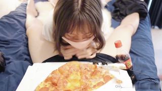 【69堂午夜视频】花季萝莉 Saku 一边吃披萨一边吃大鸡鸡