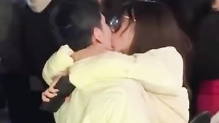 【69堂午夜视频】饥渴小情侣又出来作妖_在大庭广众下激情热吻毫不羞涩_难道所有人都是他们play的一环