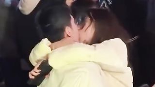 【69堂午夜视频】饥渴小情侣又出来作妖_在大庭广众下激情热吻毫不羞涩_难道所有人都是他们play的一环