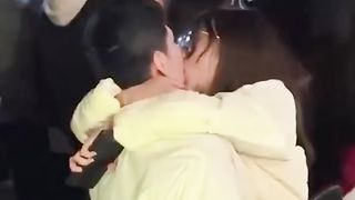 【69堂午夜视频】饥渴小情侣又出来作妖_在大庭广众下激情热吻毫不羞涩_难道所有人都是他们play的一环