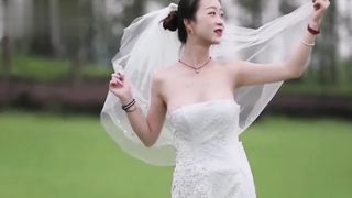 【69堂午夜视频】黑料吃瓜_我也要当摄影师_新娘外拍婚纱照只顾摆pos_两颗红红的樱桃被摄影师看光了_定要好好调教一番