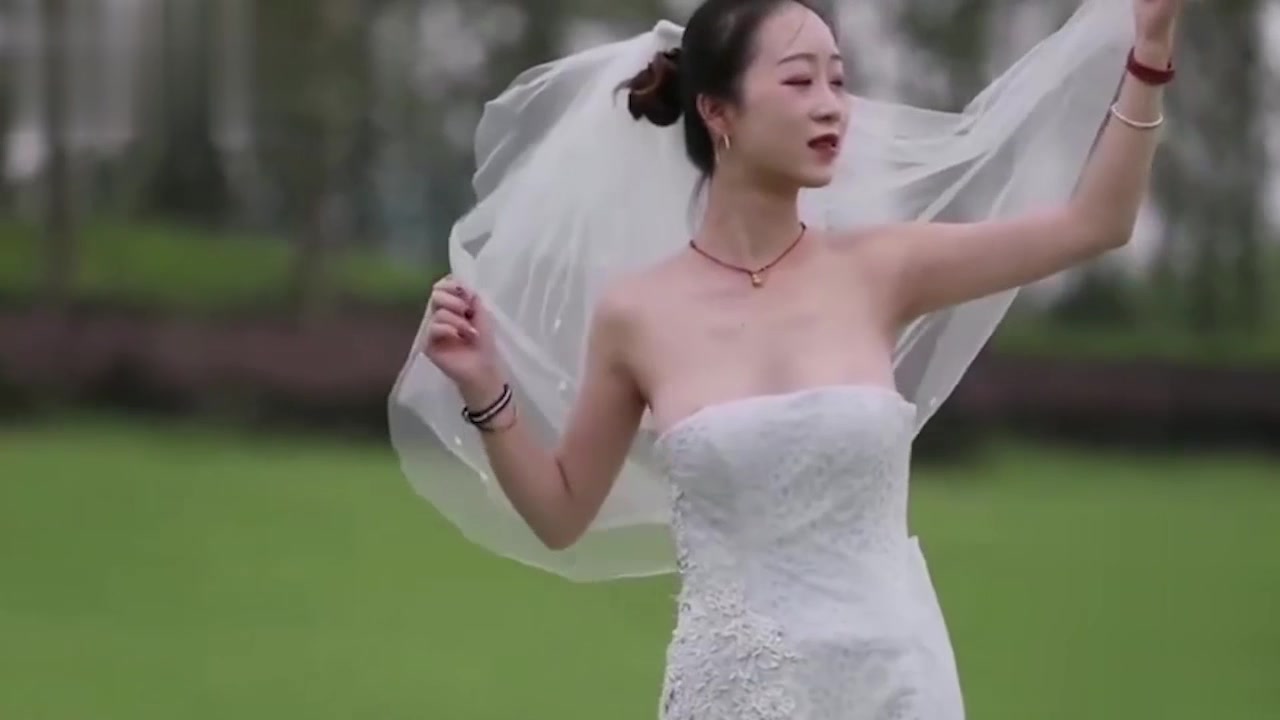 【69堂午夜视频】黑料吃瓜_我也要当摄影师_新娘外拍婚纱照只顾摆pos_两颗红红的樱桃被摄影师看光了_定要好好调教一番