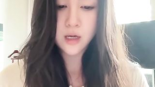 【69堂午夜视频】黑料吃瓜_抖音200W粉丝网红_叶凯薇_不雅视频被曝光流出_风波事件发生后其称是AI生成_网友：这不是本人我吃翔