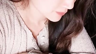 【69堂午夜视频】极品小姨子喝醉勾引姐夫，姐夫一边跟姐姐电话一边被口交，最后把小姨子内射了