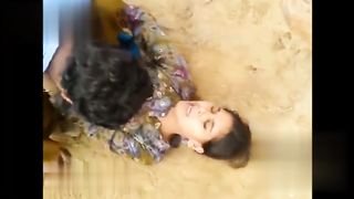 【69堂午夜视频】黑料吃瓜-全网真实性最高的强奸片这当然是源自视频里的印度人强奸出了名的国家路边抓一个妇女直接开操