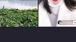 【69堂午夜视频】黑料吃瓜-抖音户外直播网红马妹儿刺激PK惩罚输了直接脱光光下河引得众人围观真刺激