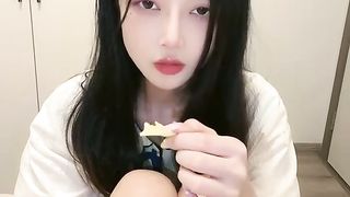 【69堂午夜视频】黑料吃瓜-校花级女神极品身材高颜值网黄小蝴蝶会飞吃着卫龙辣条展示精彩人生新年首秀视频流出